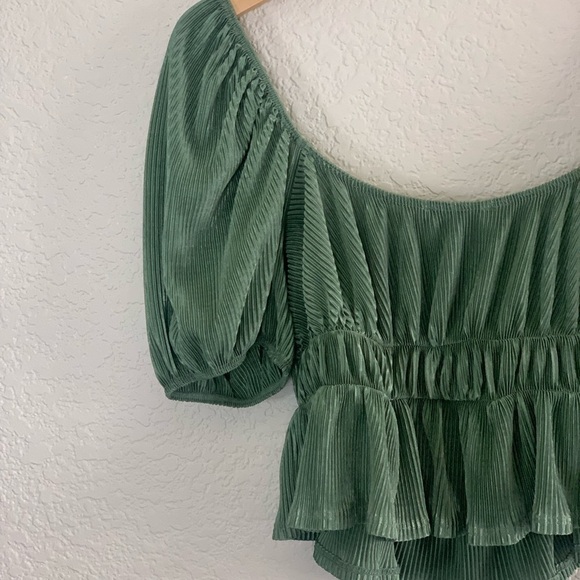 Forever 21 | Like new green peasant top puffed sleeve cropped size medium - Picture 6 of 6